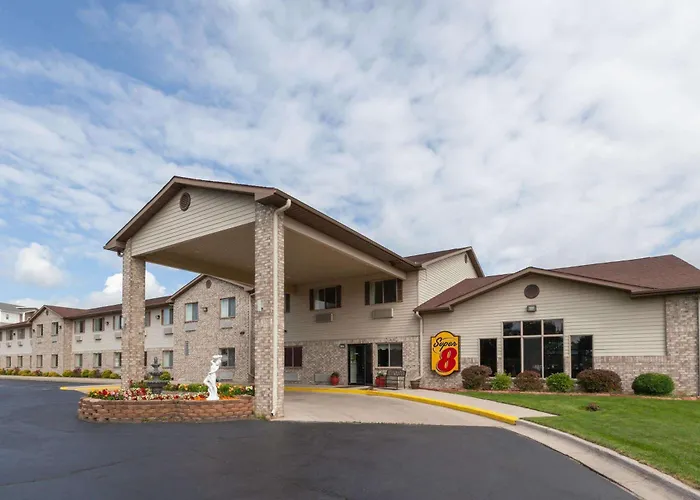 Super 8 By Wyndham Big Rapids Motel