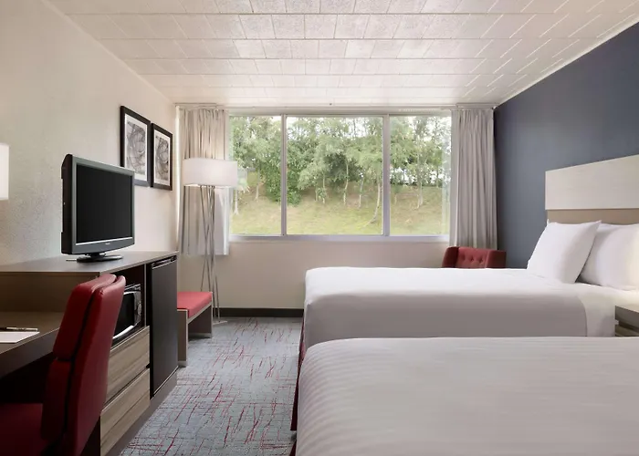 Ramada By Wyndham Uniontown Hotel