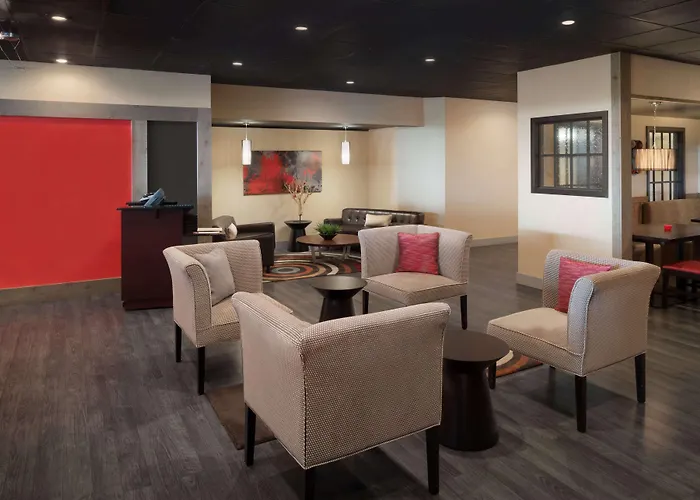 Ramada By Wyndham Uniontown Hotel