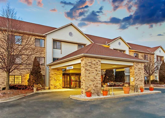 La Quinta By Wyndham Milwaukee Delafield Hotel