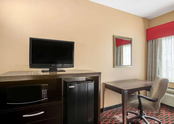 La Quinta By Wyndham Conway Hotel