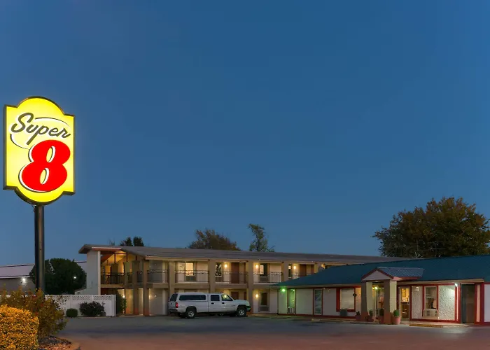 Super 8 Fenton Hotel
