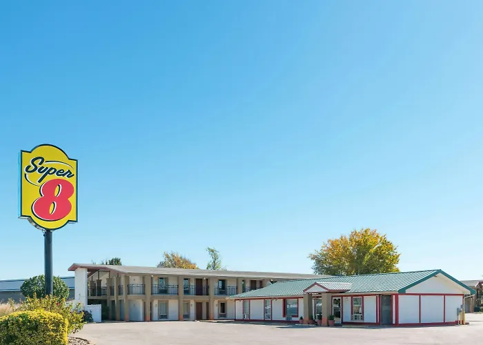 Super 8 Fenton Hotel