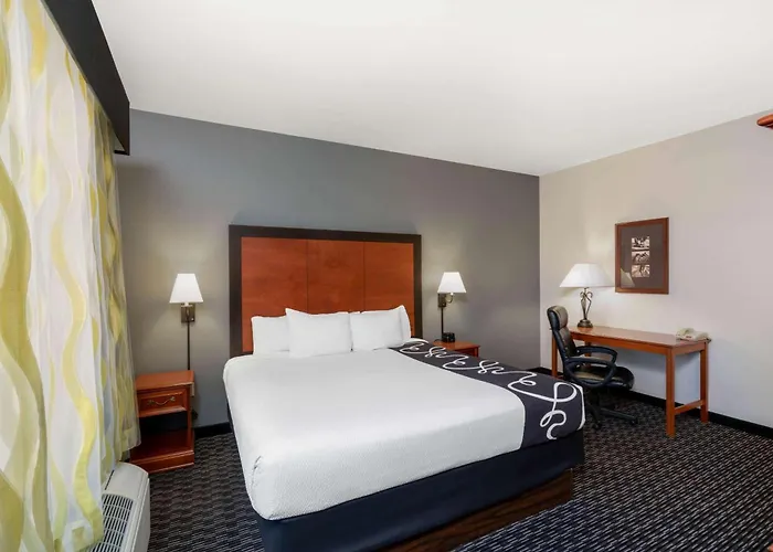 La Quinta By Wyndham Rifle Hotel