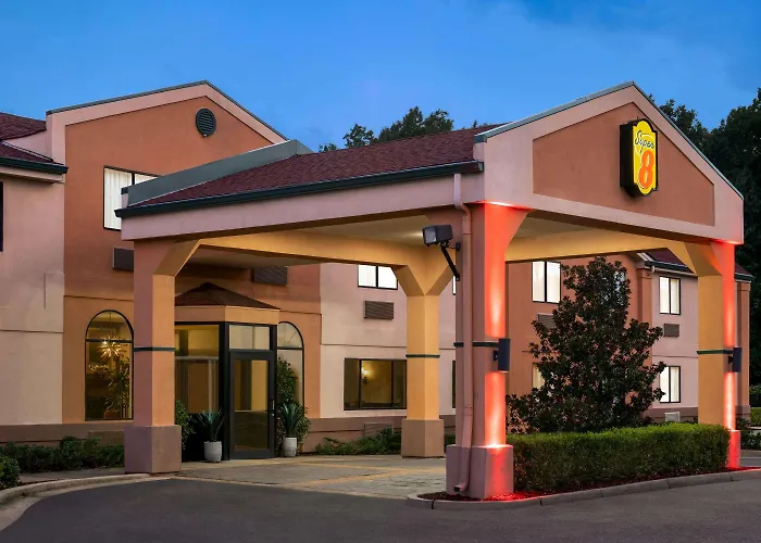 Super 8 By Wyndham Clinton Hotel