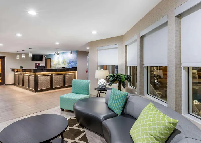 Baymont By Wyndham Pella Motel