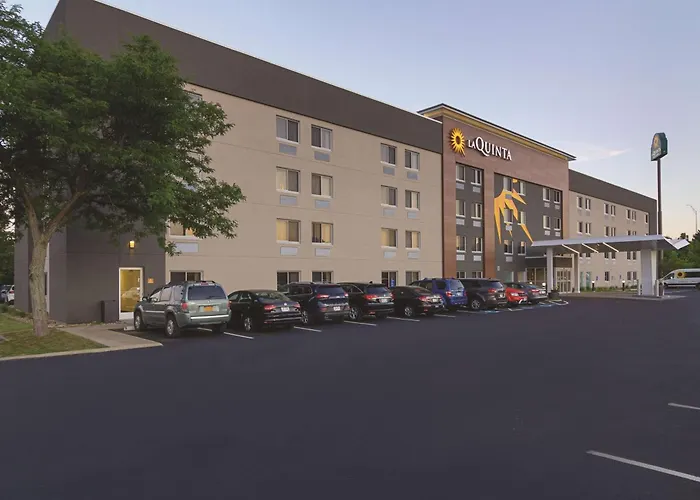 La Quinta Inn & Suites By Wyndham Cleveland - Airport North