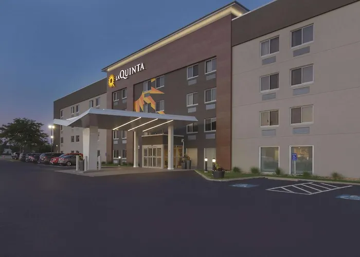 La Quinta Inn & Suites By Wyndham Cleveland - Airport North