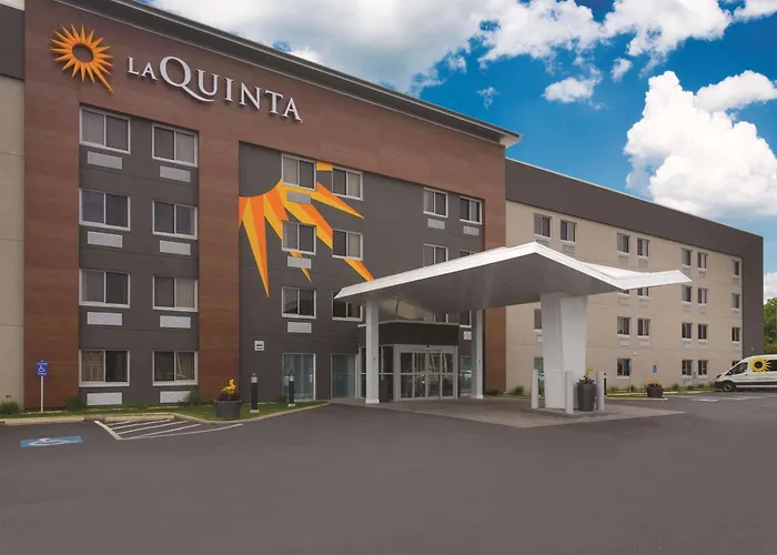 La Quinta Inn & Suites By Wyndham Cleveland - Airport North
