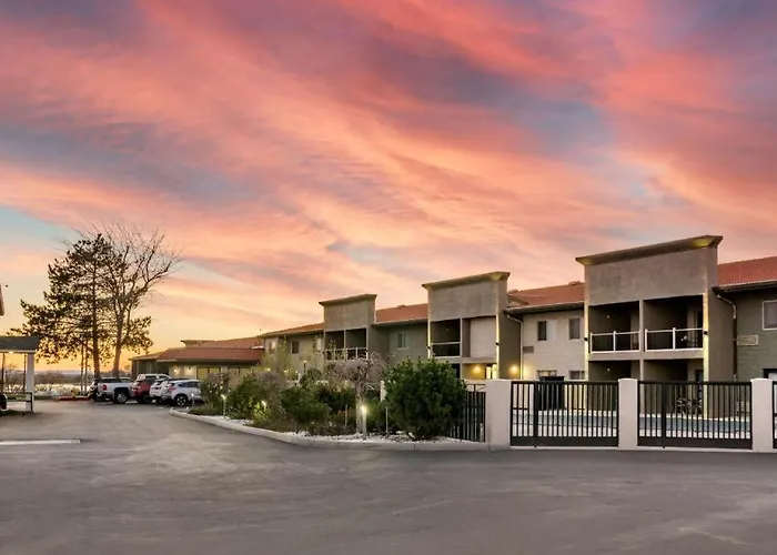Best Western Plus Lake Front Hotel