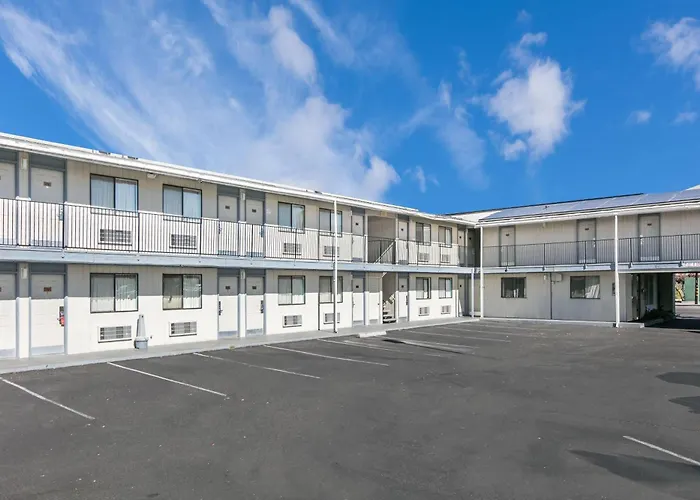 Super 8 By Wyndham Bishop Motel