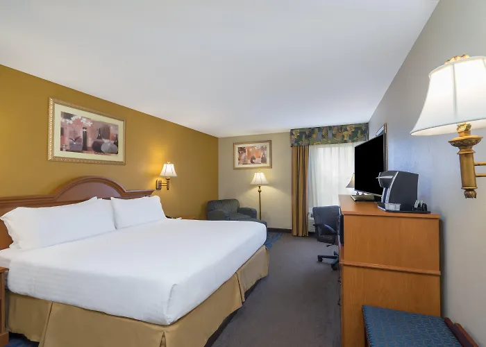 Clarion Pointe New Bern Hotel