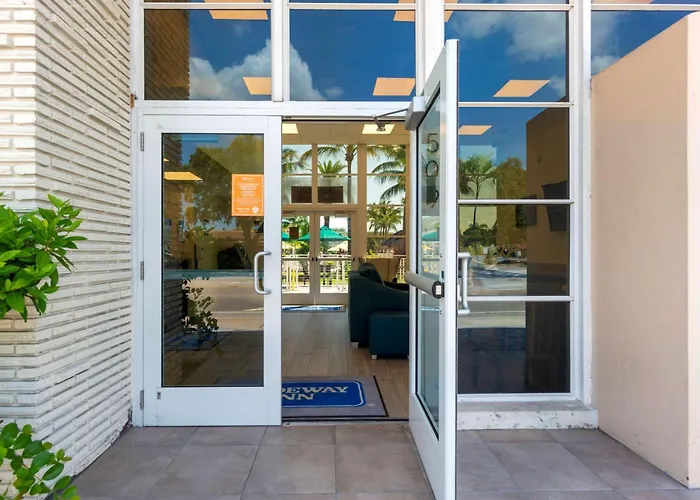 Downtown Hollywood Gardens Inn & Suites