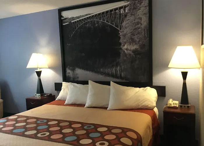 Super 8 By Wyndham Gardner Hotel