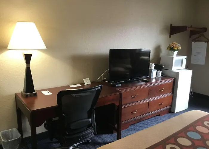 Super 8 By Wyndham Gardner Hotel