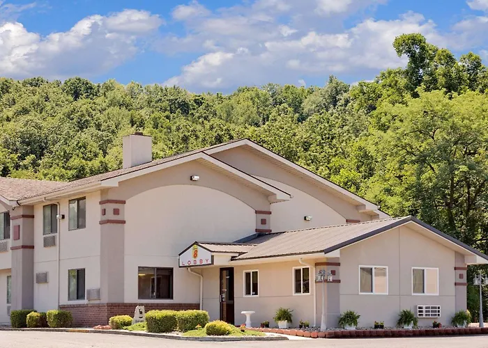 Super 8 By Wyndham Elkins Hotel