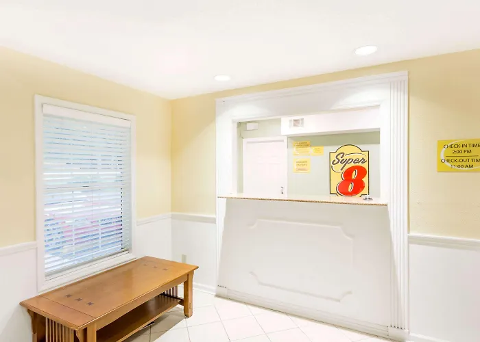 Super 8 By Wyndham Statesboro