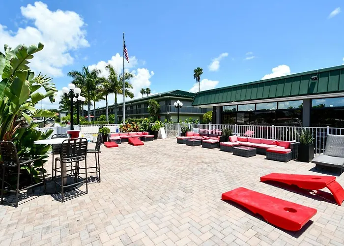 Remodeled, Huge Pool, Tiki Bar & Grill, Quiet Room South Bradenton