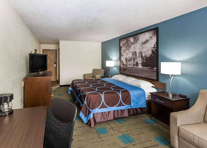 Super 8 By Wyndham Urbandale/Des Moines Area Motel