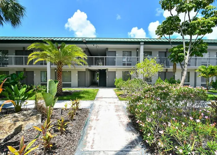 Sarasota Cay Club #612 - Heated Pool, Bunk Beds, Huge Tv, Tiki Bar, More! South Bradenton