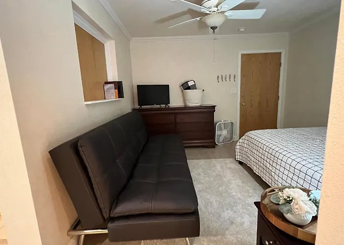Near Airport Guest Suite