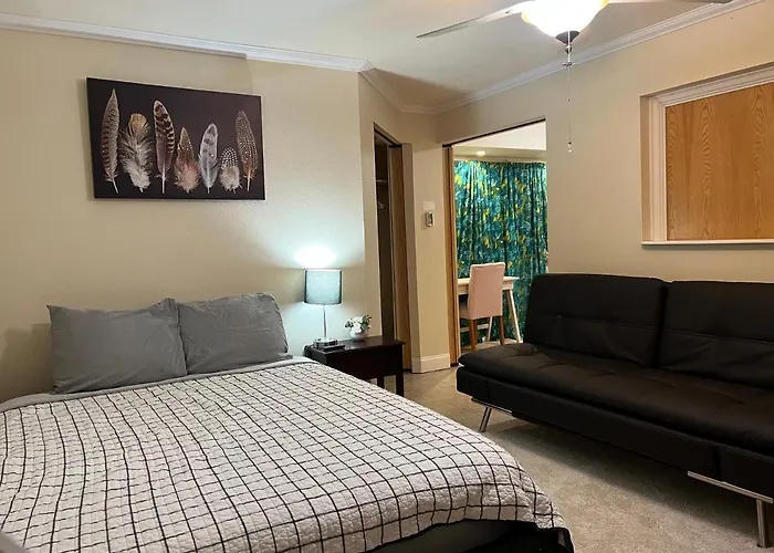 Near Airport Guest Suite