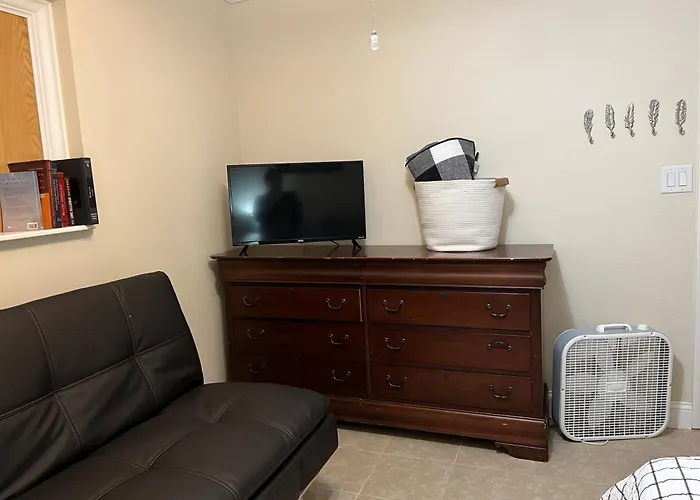 Near Airport Guest Suite