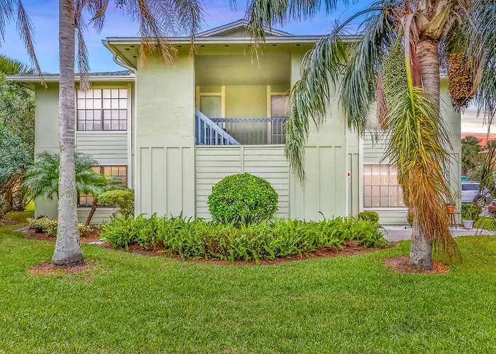 Colorful Condo W/Shared Pool, Free Wifi, Central A/C - Blocks From The Beach