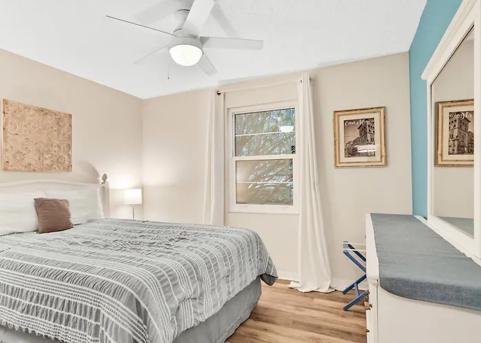 Colorful Condo W/Shared Pool, Free Wifi, Central A/C - Blocks From The Beach