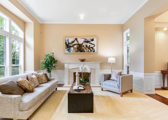 Upscale Beautiful House In Bellevue, Wa