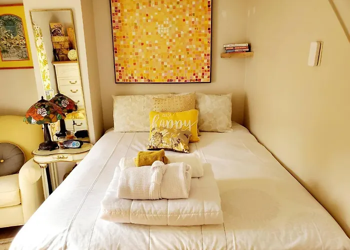 Room In Apartment - Cozy Yellow Queen Bed By Yale U