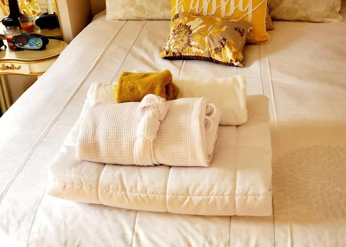 Room In Apartment - Cozy Yellow Queen Bed By Yale U