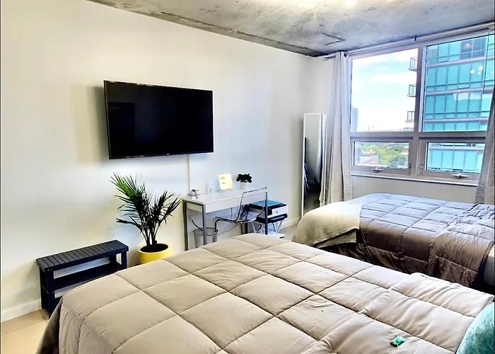 Spacious 2Bd 2Bth At Midblock With Free Parking
