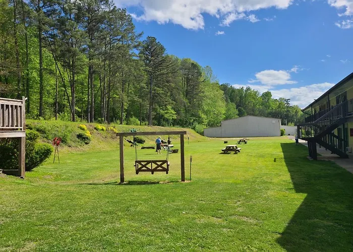 Blue Sky Inn: Pet-Friendly Oasis with Renovated Rooms Blue Ridge
