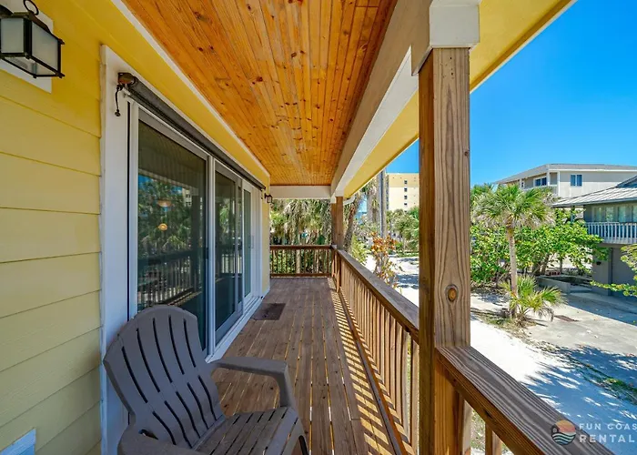 Dog Friendly Loft Steps From Beach With Gas Barbecue Grill And Upstairs Deck! New Smyrna Beach