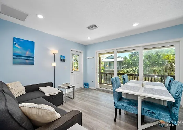Dog Friendly Loft Steps From Beach With Gas Barbecue Grill And Upstairs Deck! New Smyrna Beach