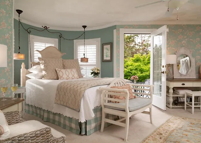 White Doe Inn Bed & Breakfast Manteo