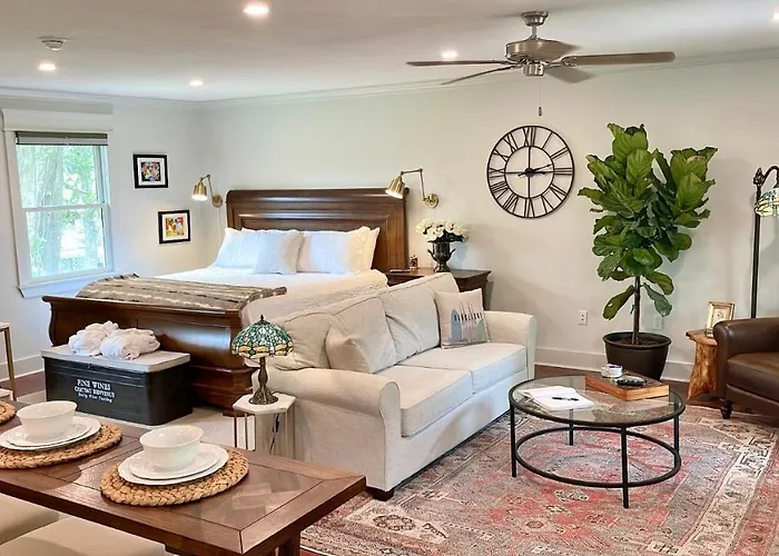 Historic Downtown Carriage House Hotel Hattiesburg