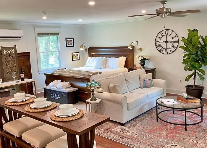 Historic Downtown Carriage House Hotel Hattiesburg