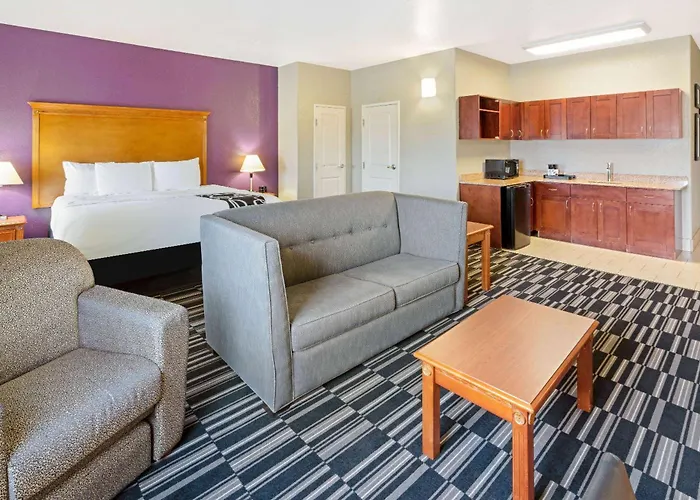 La Quinta By Wyndham Ada Hotel