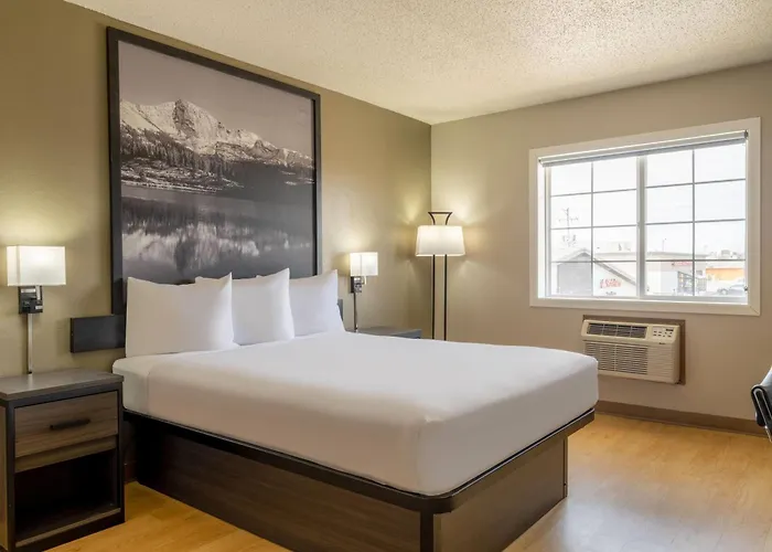 Super 8 By Wyndham Clinton Hotel
