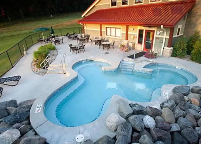 Golf 27 Holes Family Solo Eco Resort Wisconsin Dells 10 Minutes Ski & Tubing 2 Bedroom Suites Full Kitchen Living Room Patio