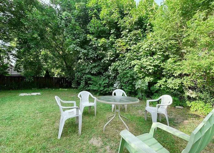 Private Suite In Forest Hill With Full Kitchen And Parking Toronto