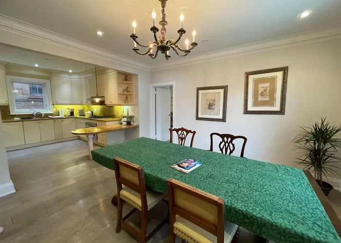 Private Suite In Forest Hill With Full Kitchen And Parking Toronto