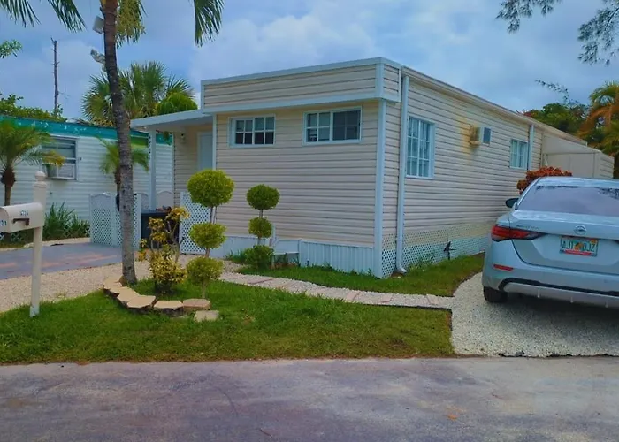 Lakeside Retreat: Private Room with Entrance Near Hard Rock Casino Davie