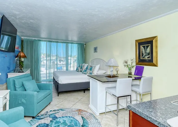 Waterfront Room, Heated Pool, Tiki Bar & Grill South Bradenton