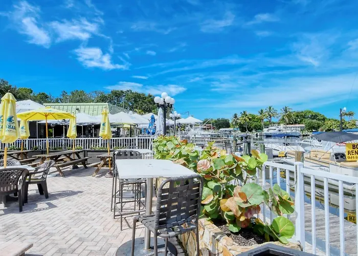 Heated Pool, Bunk Beds, King Bed, Huge Tv, Marina, Tiki Bar