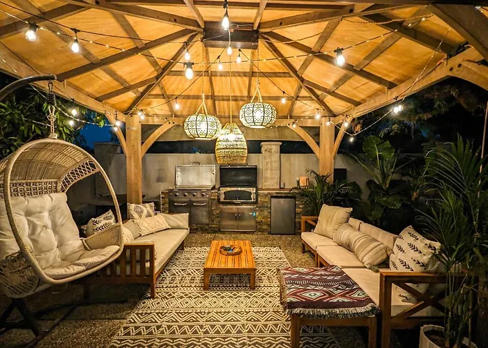 Casita Hosum: Modern Wfh Garden Suite W/ Gazebo Outdoor Kitchen & Bbq