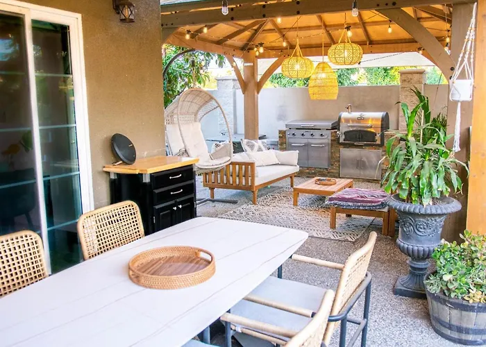 Casita Hosum: Modern Wfh Garden Suite W/ Gazebo Outdoor Kitchen & Bbq