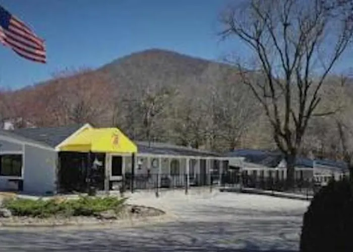 Super 8 By Wyndham Asheville/Biltmore